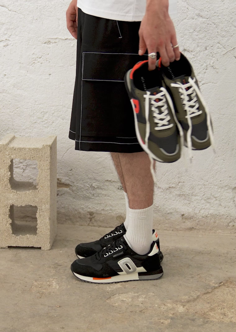 Load video: 535 Black / Silver