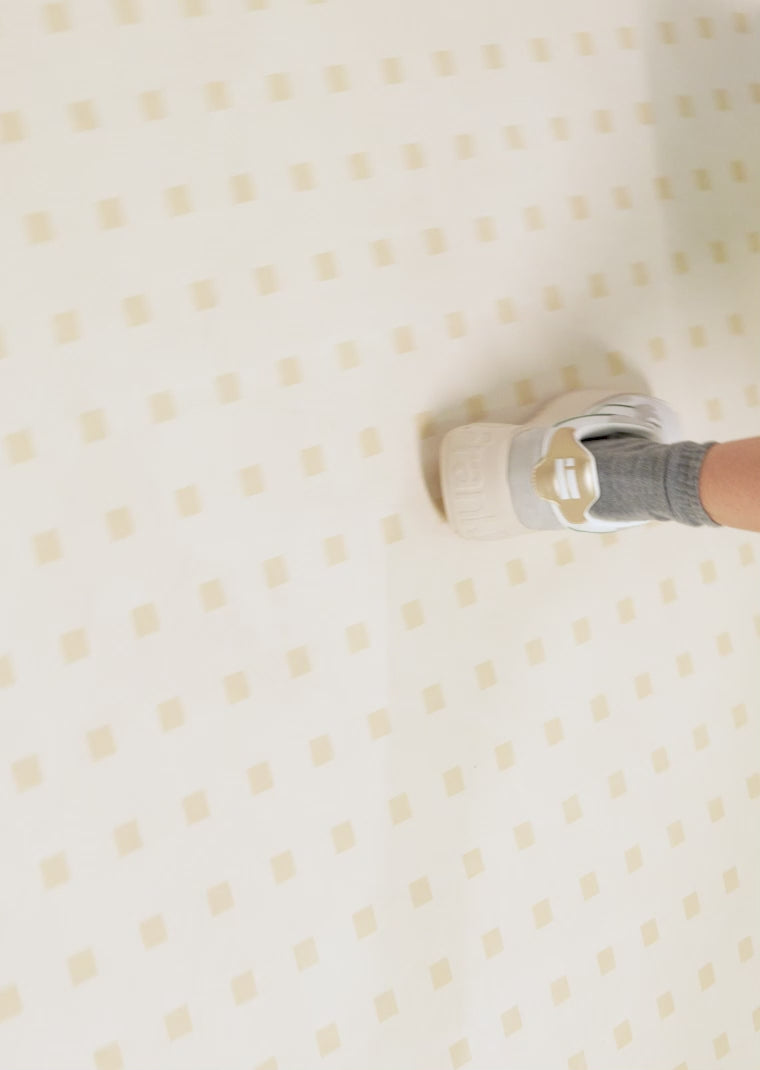 Load video: Court Basic White / Gold